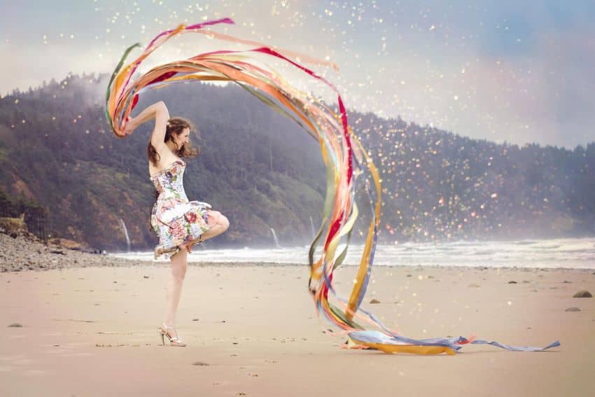 Femme dansant sur la plage avec des rubans 